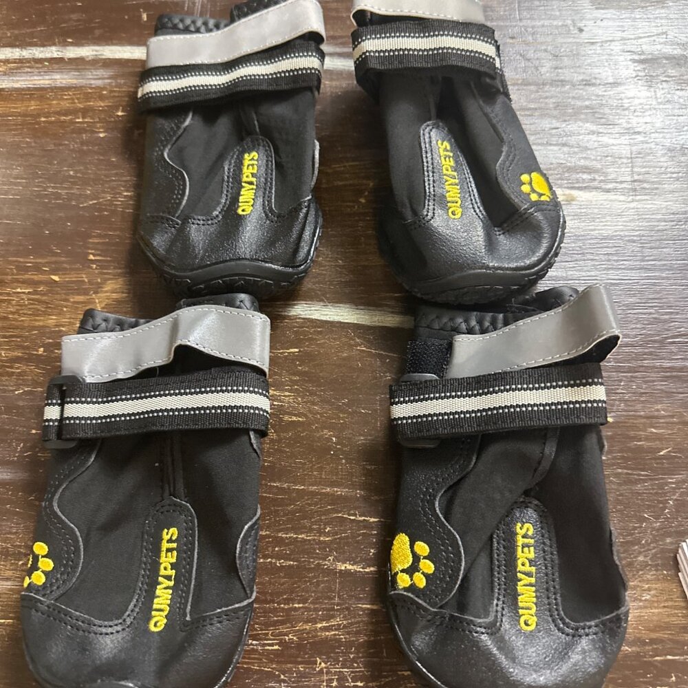 Qumy pet boots black size 7